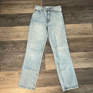 A&F Ultra High Rise - 90s Straight Jean in Light Wash
